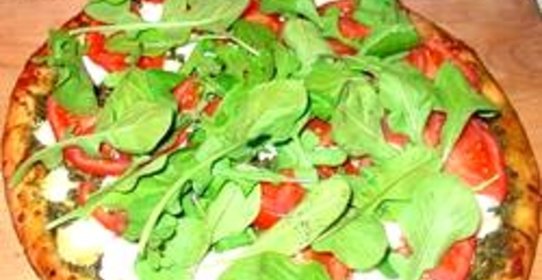 Пицца с сыром из козьего молока и рукколой