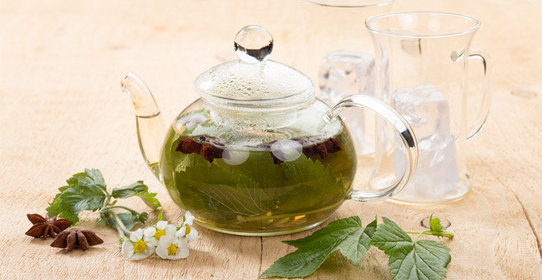 Напиток с земляникой и листом смородины