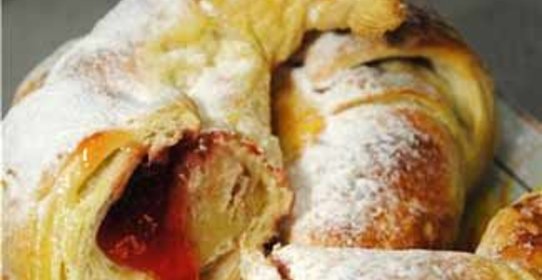Круассаны с клубничным джемом
