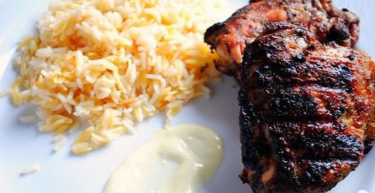 Курица с приправами и чесночным соусом