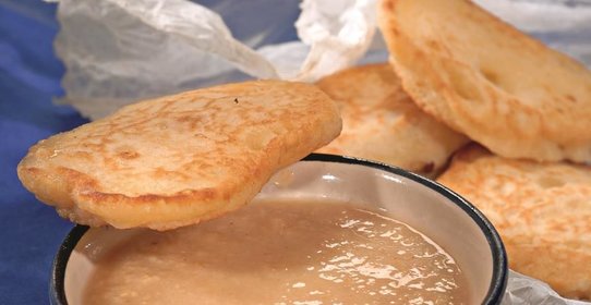 Оладьи с соусом из изюма