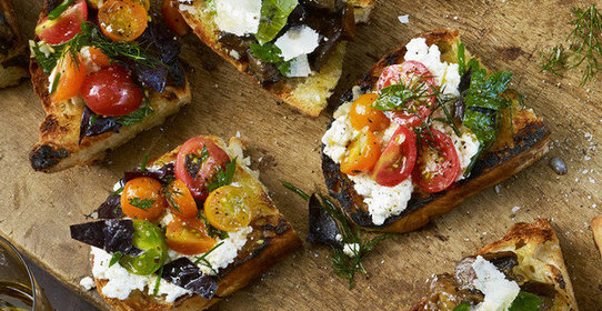 Брускетта с рикоттой и томатами черри