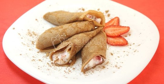 Шоколадные блины с творогом и клубникой