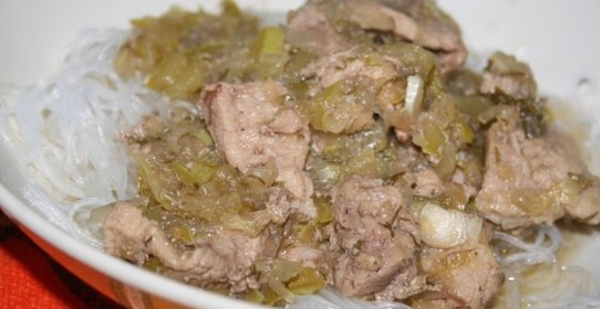 Говядина с луком и кабачком, тушеная в мультиварке в собственном соку