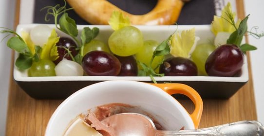 Паштет из куриной печени с брецелем и маринованным виноградом