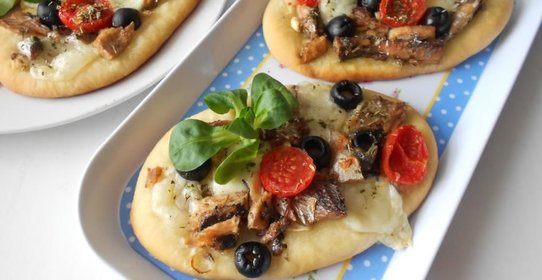 Мини-пицца с сайрой, моцареллой и маслинами