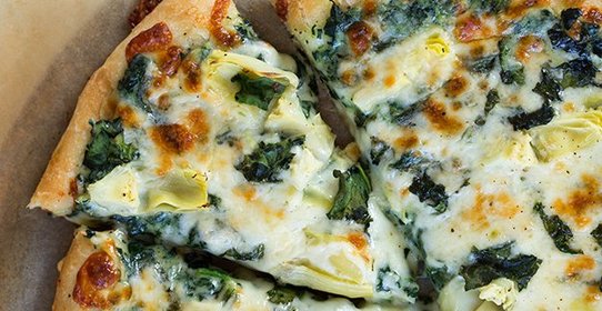 Пицца с шпинатом и артишоками