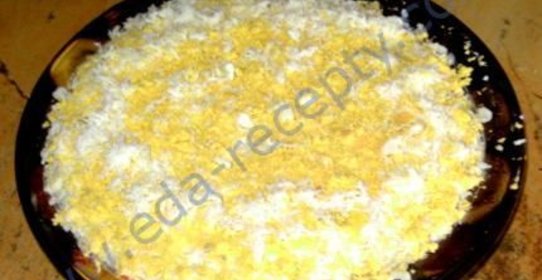 Крабовый салат с сухариками и яйцом