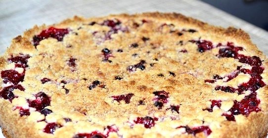 Песочный пирог с брусникой