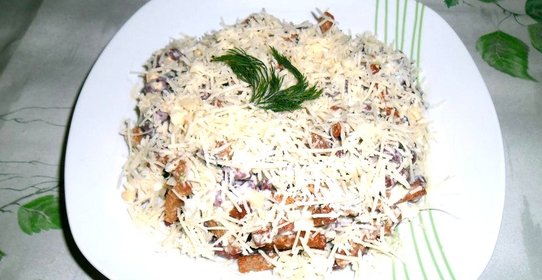 Салат с сухариками и сыром