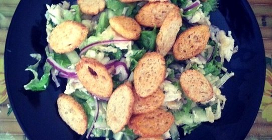 Хрустящий салат с курицей, красным луком и сухариками