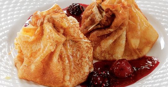 Итальянские блинчики с маскарпоне и ягодным соусом