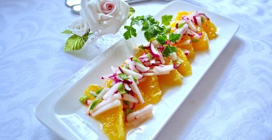 Салат с редисом и апельсином