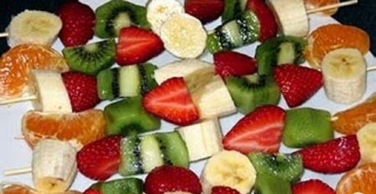 Фруктовый шашлык с лимонной подливкой