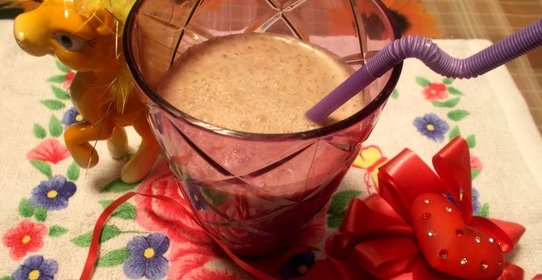 Молочный коктейль с шоколадом и яблоком