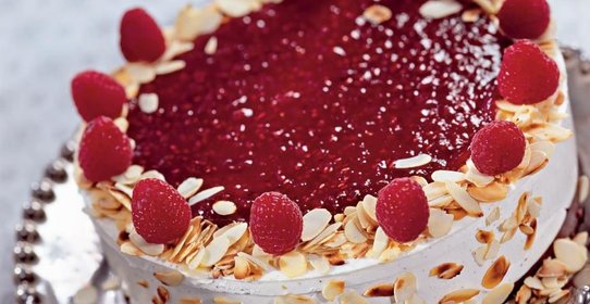 Миндальный торт с малиной