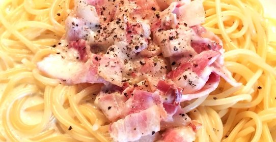 Спагетти в сливочном соусе с песто и беконом