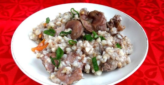 Зеленая гречка с куриными желудочками
