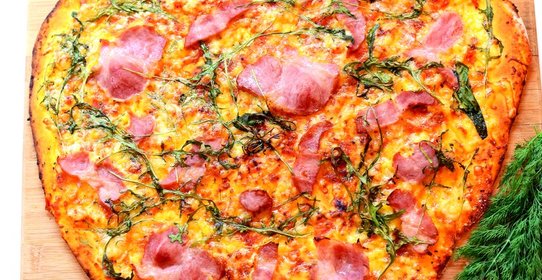 Пицца с грудинкой, сыром и рукколой