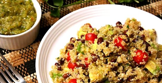 Салат с фасолью, квиноа и томатилло