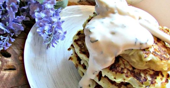 Кабачковые оладьи с козьим сыром и йогуртовым соусом