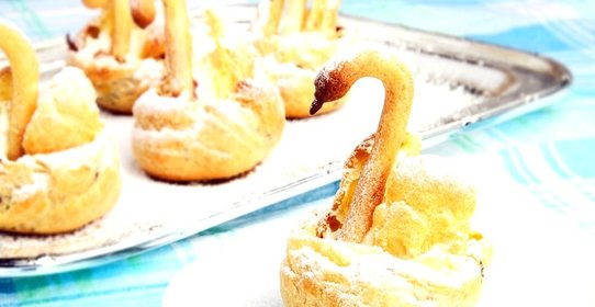 Лебеди из заварного теста