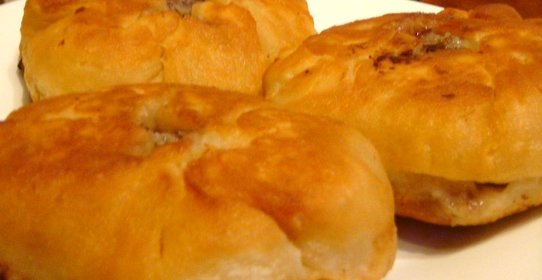 Беляши с салатом из бакинских помидоров, сладкого лука и наршараба