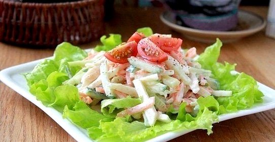 Салат из огурцов, моркови и яблока