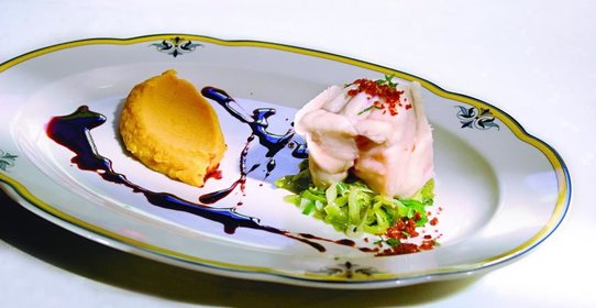 Морской черт, отваренный в молоке с тимьяном, с соусом из лобстера