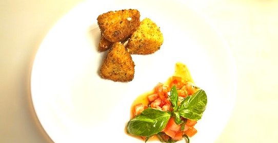 Сулугуни, жаренный в сухарях