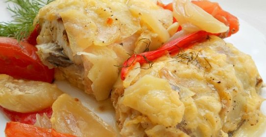 Рыба запеченная в картофельной чешуе с овощами