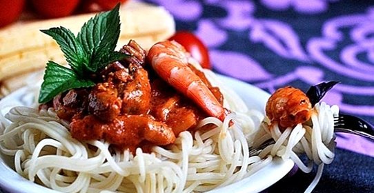 Паста с морепродуктами в томатном соусе