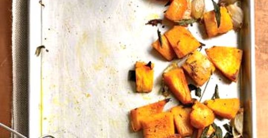 Жареная тыква с луком и шалфеем