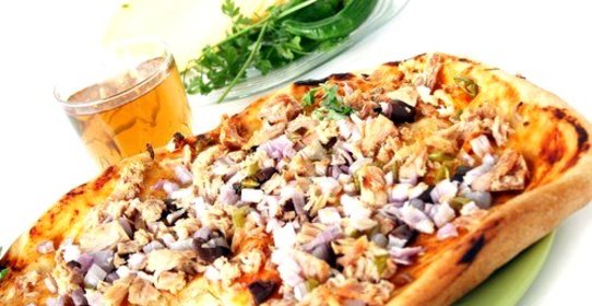 Пицца с жареной щукой и копченой мойвой