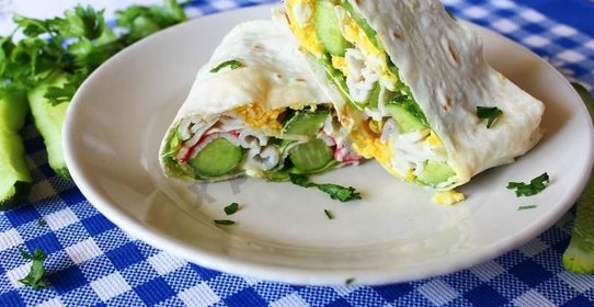 Рулет из лаваша с крабовыми палочками и огурцом