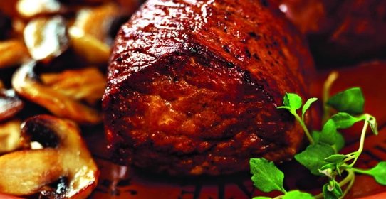 Косуля по-охотничьи с брусничным соусом