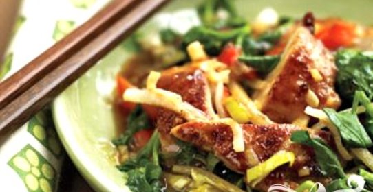 Жареная курица с джикамой и кресс-салатом