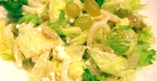 Салат из кальмаров с сыром фета и виноградом