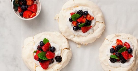 Пирожное Павлова с ягодами