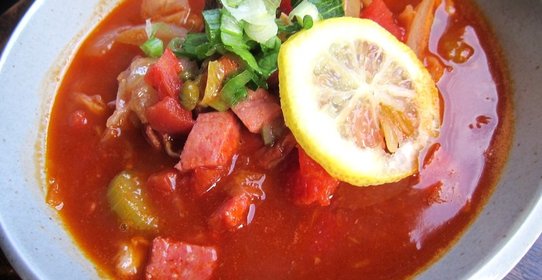 Солянка с оливками и колбасой