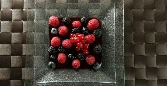 Малина и черника в сиропе из красного вина