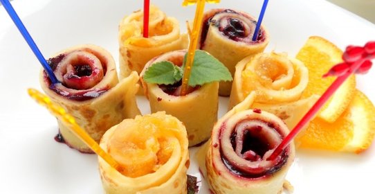 Блинные рулетики с джемом на шпажках
