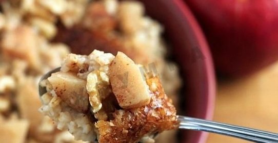 Ночная овсяная каша с яблоками и орехами в мультиварке