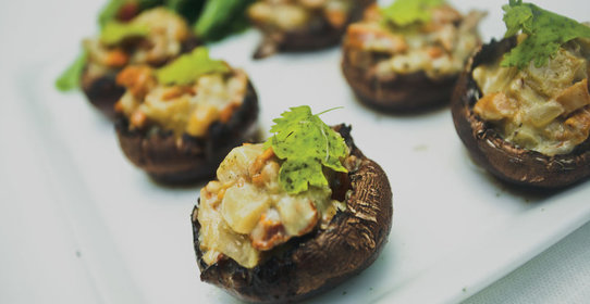 Блюдо в блюде: спаржа с лисичками в грибах портобелло