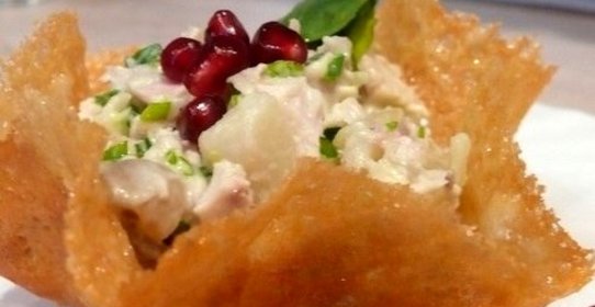 Салат в сырной корзинке