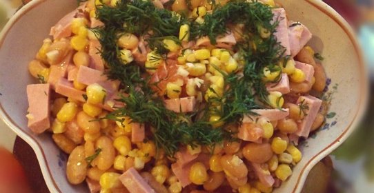 Салат с фасолью, ветчиной и сухариками