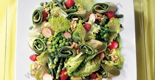 Зеленый салат с фасолью горохом и блинчиками