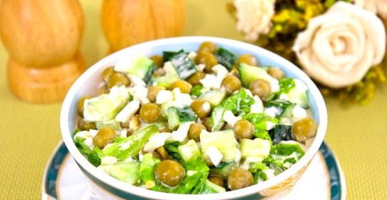 Салат с огурцами, зеленым горошком и яйцами