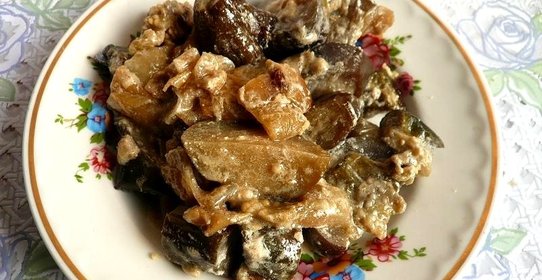 Баклажаны с луком и сметаной