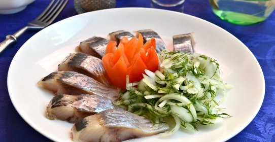 Сельдь с луковым гарниром